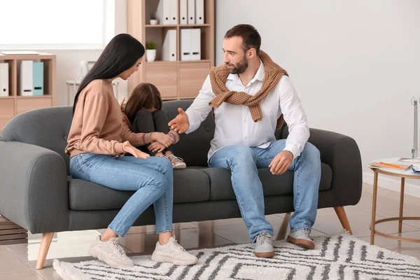 Psicólogo Masculino Trabalhando Com Família Infeliz Escritório — Fotografia de Stock