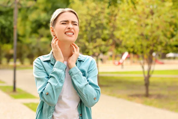 Allergic Young Woman Scratching Herself Outdoors — Stock Photo, Image