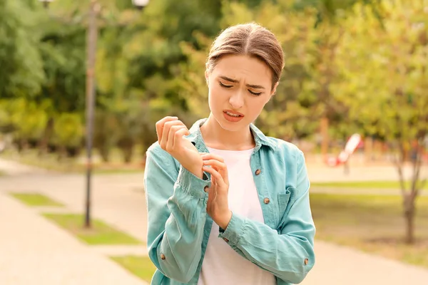 过敏的年轻女子在户外挠痒痒 — 图库照片