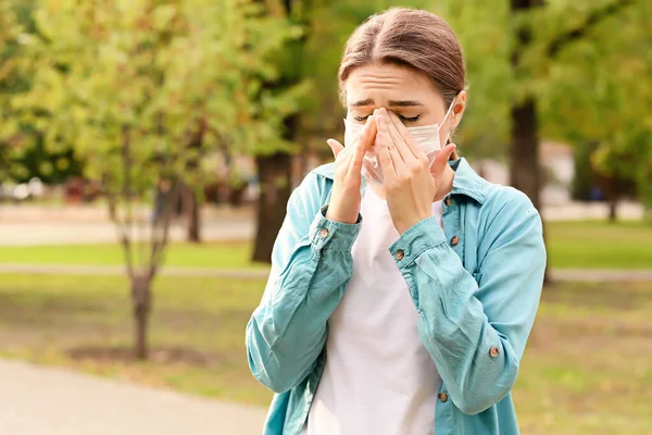 Молодая Женщина Медицинской Маске Страдает Аллергии Открытом Воздухе — стоковое фото