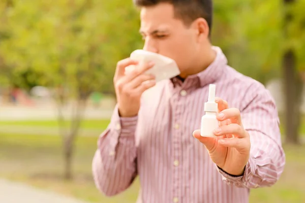 Молодой Человек Аллергией Носовые Капли Открытом Воздухе — стоковое фото