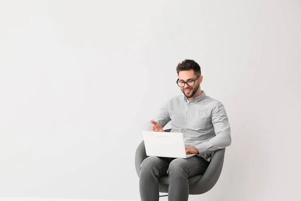 Psicólogo Masculino Con Portátil Sentado Sillón Sobre Fondo Claro — Foto de Stock