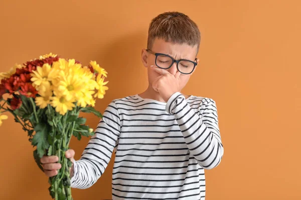 背景色に花を持つアレルギーの少年 — ストック写真