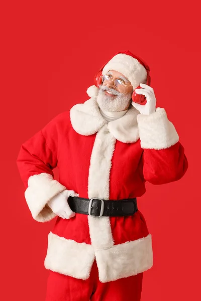 Havalı Noel Baba Arka Planda Müzik Dinliyor — Stok fotoğraf