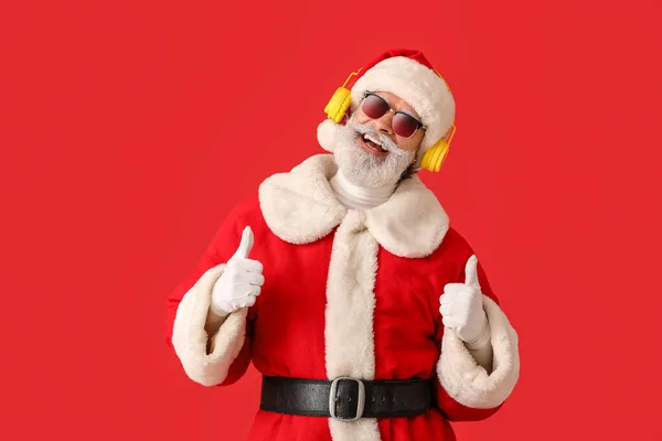 Крутой Санта Клаус Слушает Музыку Цветном Фоне — стоковое фото