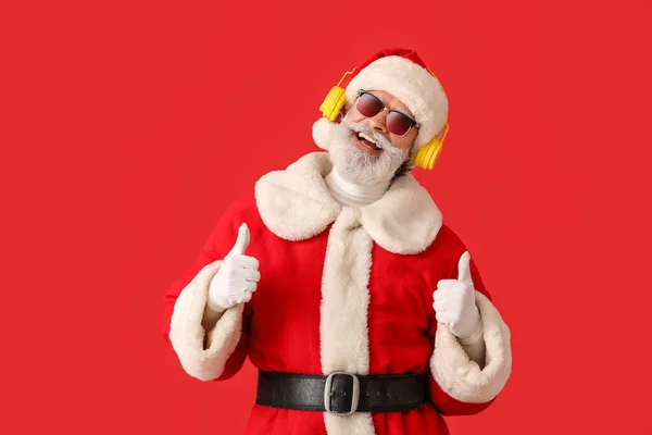 Cool Santa Claus Écouter Musique Sur Fond Couleur — Photo