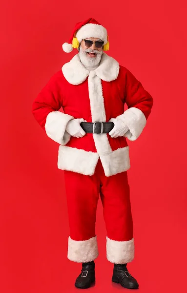 Cool Santa Claus Lyssna Musik Färg Bakgrund — Stockfoto