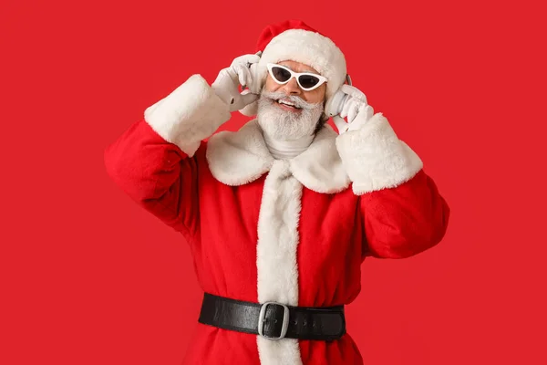 Cool Santa Claus Escuchando Música Sobre Fondo Color —  Fotos de Stock