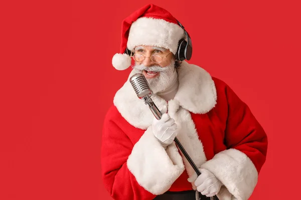 Havalı Noel Baba Mikrofonlu Arka Planda Noel Şarkısı Söyleyen — Stok fotoğraf