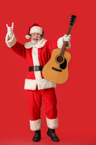 Cool Papai Noel Com Guitarra Sobre Fundo Cor — Fotografia de Stock