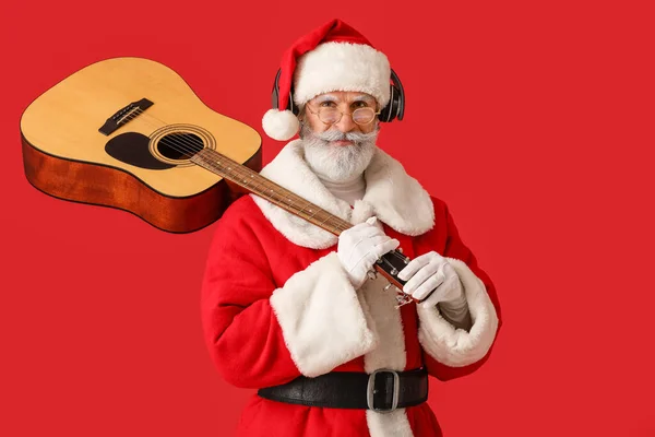 Cooler Weihnachtsmann Mit Gitarre Auf Farbigem Hintergrund — Stockfoto