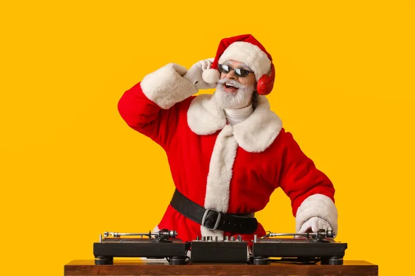 Cool Santa Odtwarzanie Muzyki Tle Koloru — Zdjęcie stockowe