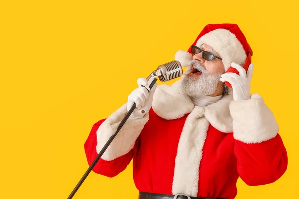 Cool Santa Claus Con Micrófono Cantando Canción Navidad Sobre Fondo —  Fotos de Stock