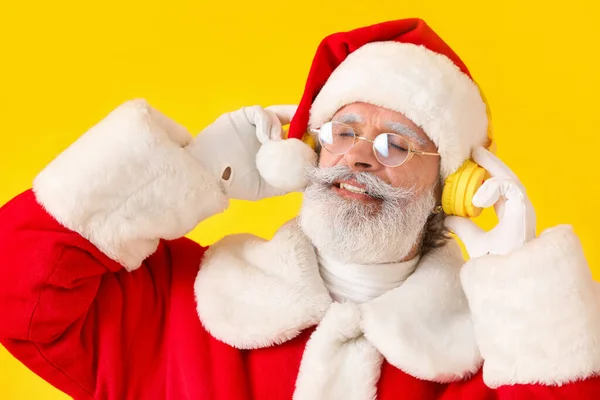 Крутой Санта Клаус Слушает Музыку Цветном Фоне — стоковое фото
