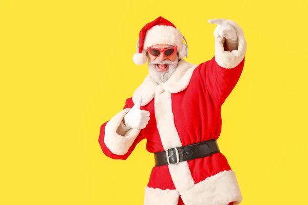 Babbo Natale Fresco Ascoltare Musica Sfondo Colori — Foto Stock