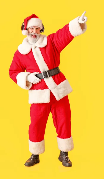 Cool Santa Claus Escuchando Música Sobre Fondo Color — Foto de Stock