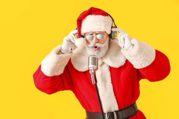 Cool Papai Noel Com Microfone Cantando Música Natal Fundo Cor — Fotografia de Stock