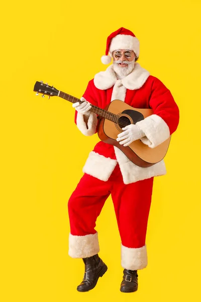 Cooler Weihnachtsmann Mit Gitarre Auf Farbigem Hintergrund — Stockfoto
