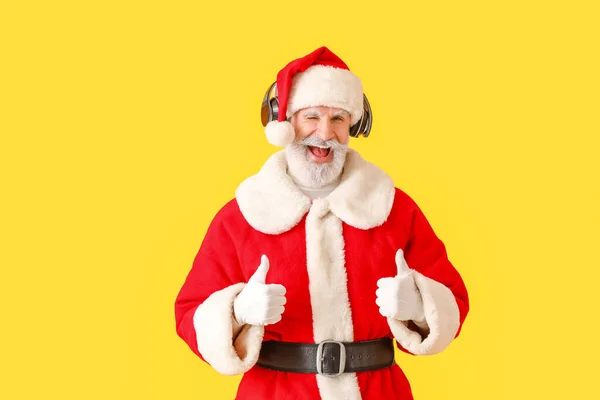 Cool Santa Claus Escuchando Música Sobre Fondo Color —  Fotos de Stock