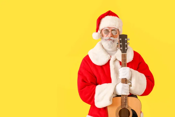 Cooler Weihnachtsmann Mit Gitarre Auf Farbigem Hintergrund — Stockfoto