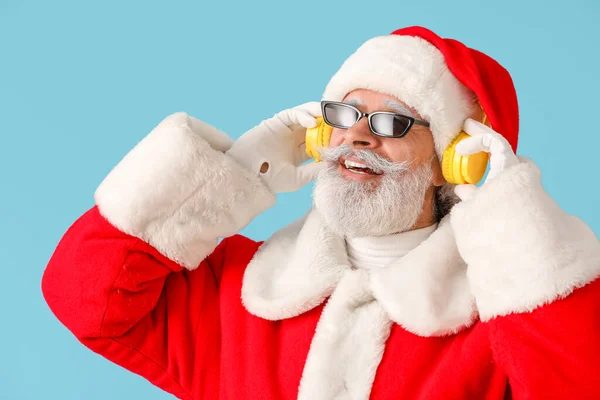 Cool Santa Claus Escuchando Música Sobre Fondo Color —  Fotos de Stock