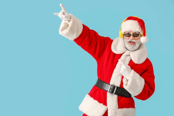 Cool Santa Claus Escuchando Música Sobre Fondo Color —  Fotos de Stock