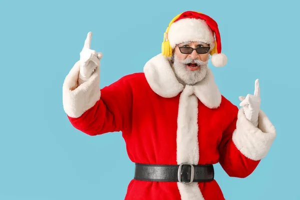 酷酷的圣诞老人 在彩色背景下听音乐 — 图库照片