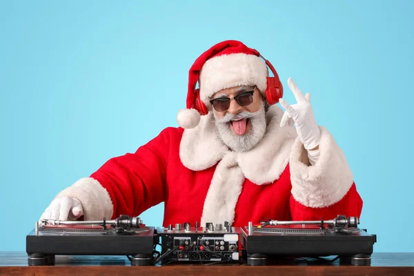 Cool Santa Odtwarzanie Muzyki Tle Koloru — Zdjęcie stockowe