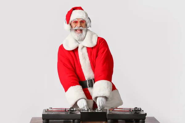 Cool Santa Tocando Música Sobre Fondo Gris —  Fotos de Stock