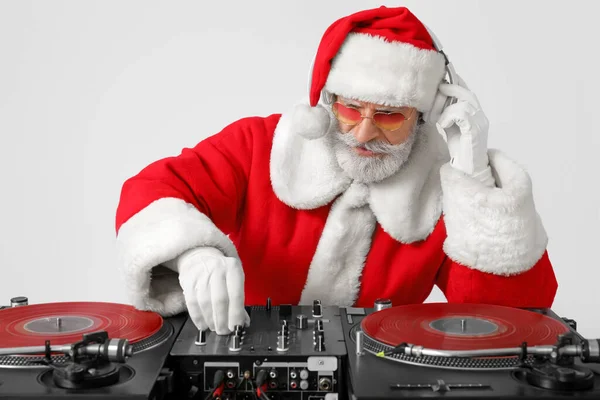 Cool Santa Gra Muzykę Szarym Tle — Zdjęcie stockowe