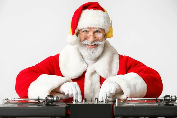 Cool Santa Tocando Música Fundo Cinza — Fotografia de Stock