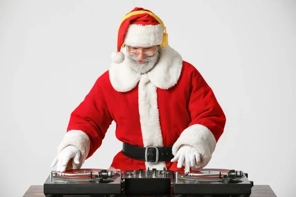 Cool Santa Gra Muzykę Szarym Tle — Zdjęcie stockowe