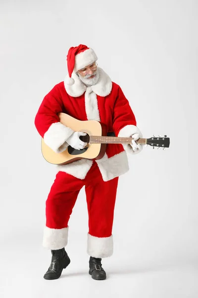 Cooler Weihnachtsmann Mit Gitarre Auf Grauem Hintergrund — Stockfoto