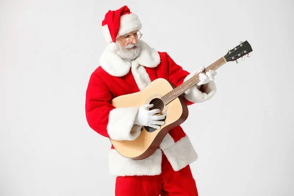 Cooler Weihnachtsmann Mit Gitarre Auf Grauem Hintergrund — Stockfoto