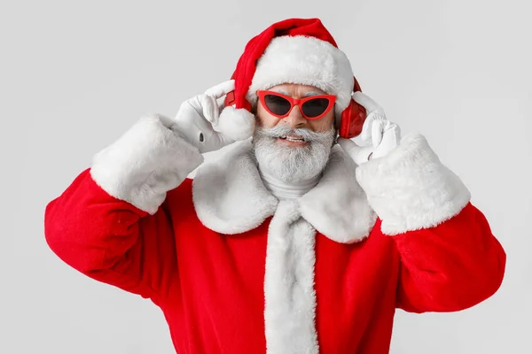 Крутой Санта Клаус Слушает Музыку Сером Фоне — стоковое фото
