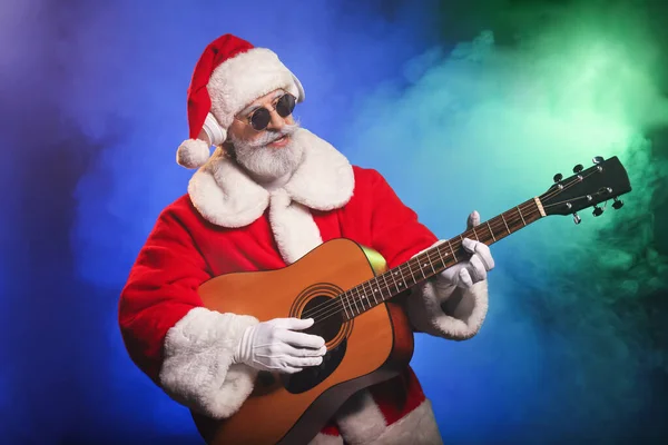 Renkli Gitarlı Havalı Noel Baba — Stok fotoğraf