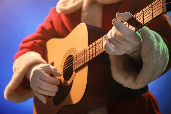 Cooler Weihnachtsmann Mit Gitarre Auf Farbigem Hintergrund Nahaufnahme — Stockfoto