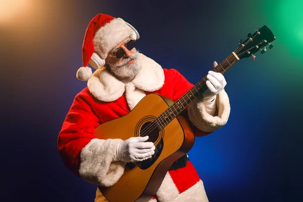 Cooler Weihnachtsmann Mit Gitarre Auf Farbigem Hintergrund — Stockfoto