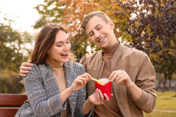 Pareja Joven Comiendo Papas Fritas Parque —  Fotos de Stock