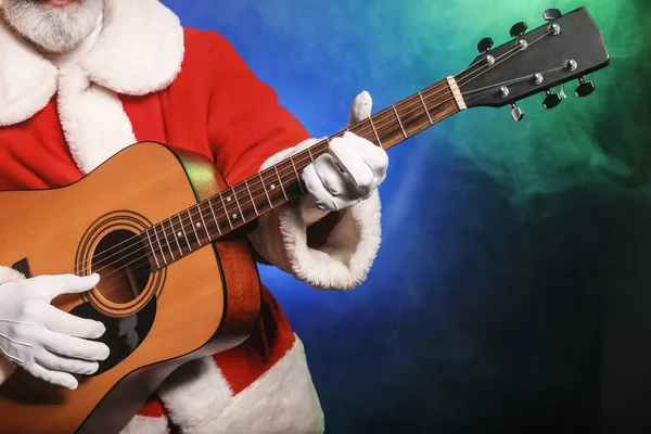 Cool Santa Claus Con Guitarra Sobre Fondo Color —  Fotos de Stock