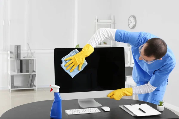 Männlicher Hausmeister Putzt Computer Büro — Stockfoto