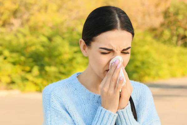 Jovem Que Sofre Alergia Livre — Fotografia de Stock