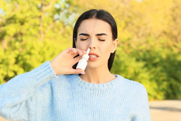 Mujer Alérgica Joven Con Gotas Nasales Aire Libre — Foto de Stock