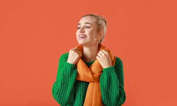 Hermosa Mujer Joven Ropa Abrigo Sobre Fondo Color —  Fotos de Stock