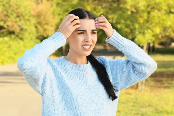 Allergic Young Woman Scratching Herself Outdoors — Stock Photo, Image