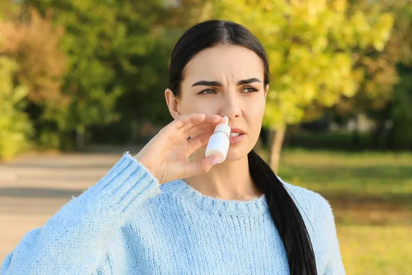 Mujer Alérgica Joven Con Gotas Nasales Aire Libre — Foto de Stock