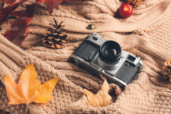 Herbstliche Komposition Mit Stilvoller Kleidung Und Fotokamera — Stockfoto