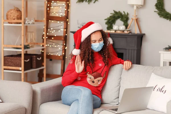 Joven Mujer Afroamericana Celebrando Navidad Casa Debido Epidemia Coronavirus — Foto de Stock