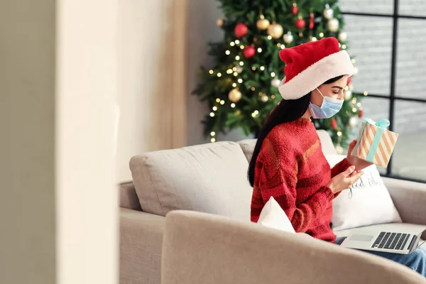 Mujer Joven Celebrando Navidad Casa Debido Epidemia Coronavirus — Foto de Stock