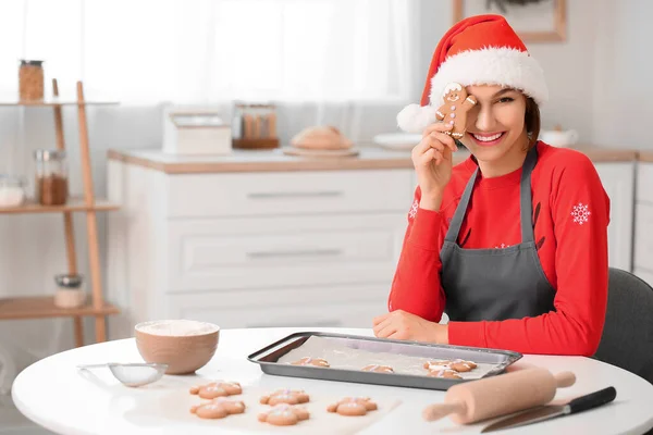 Young Woman Making Tasty Gingerbread Cookies Kitchen Christmas Eve — Stock Photo, Image